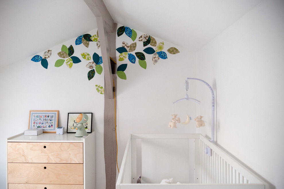 Ejemplo de habitación de bebé neutra contemporánea de tamaño medio con paredes blancas