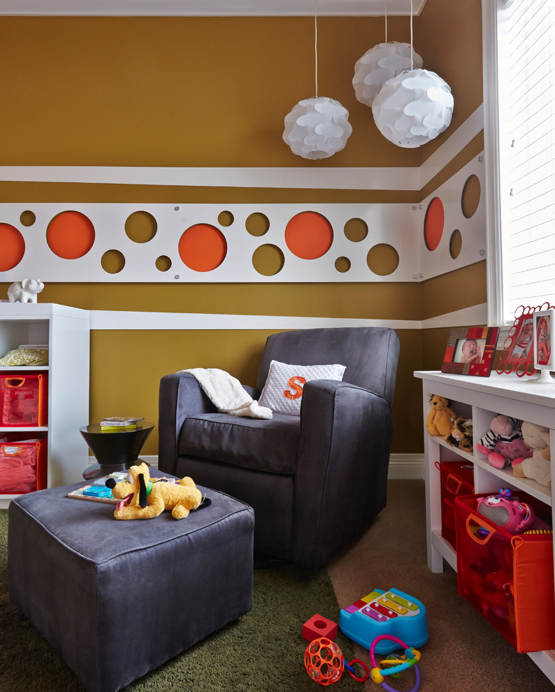 Immagine di una cameretta per neonati design con pareti multicolore