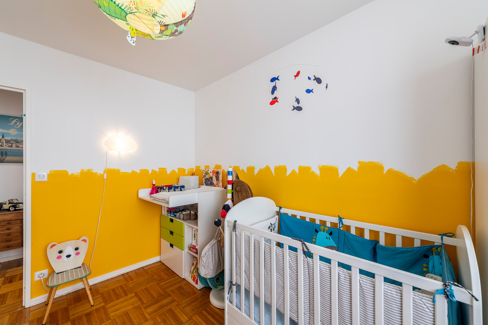 Eklektisk inredning av ett babyrum, med gula väggar