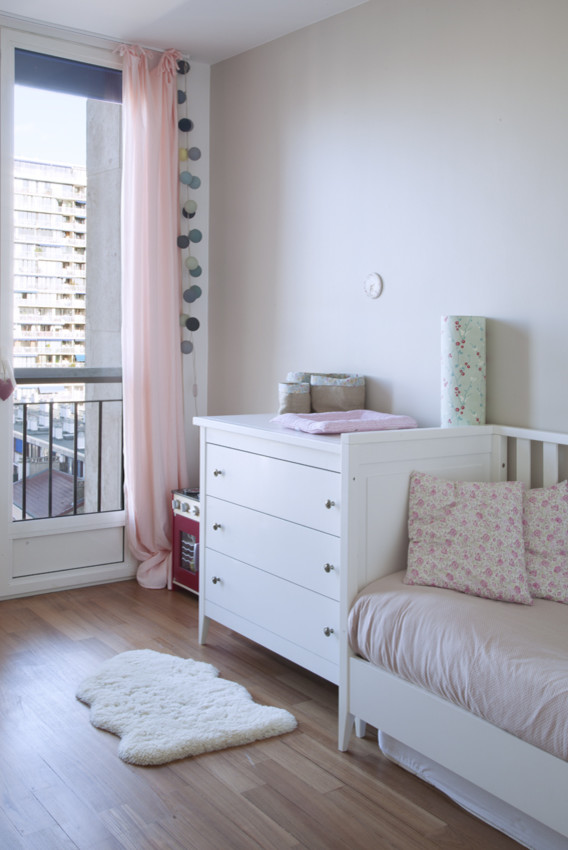 Aménagement d'une chambre de bébé fille contemporaine de taille moyenne avec un mur beige, parquet clair et un sol marron.