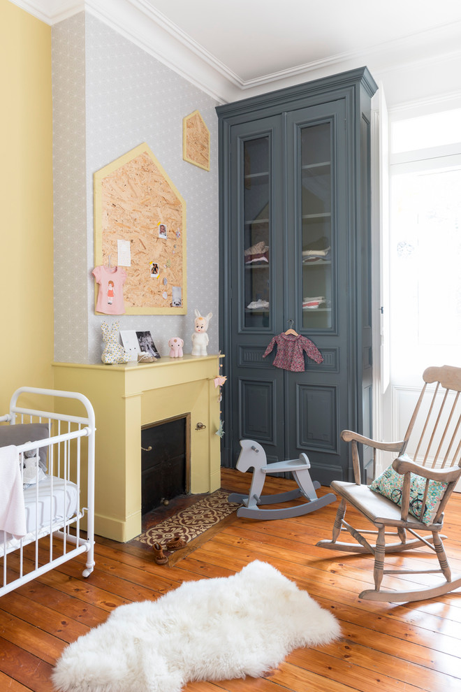 Идея дизайна: комната для малыша в скандинавском стиле с желтыми стенами и оранжевым полом для девочки
