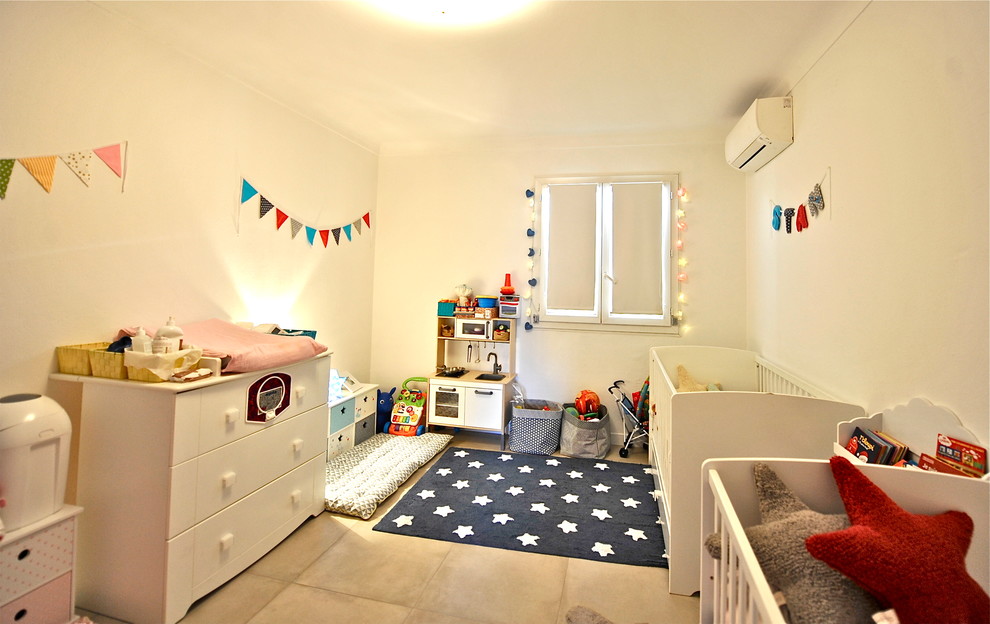 На фото: большая комната для малыша в стиле модернизм с белыми стенами, полом из керамической плитки и серым полом с