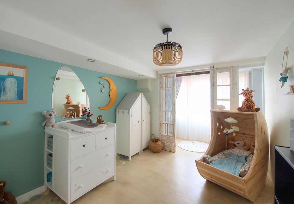 Idées déco pour une chambre de bébé neutre scandinave avec un mur bleu et un sol beige.