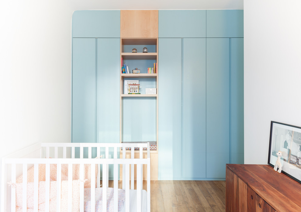 Idée de décoration pour une chambre de bébé minimaliste.