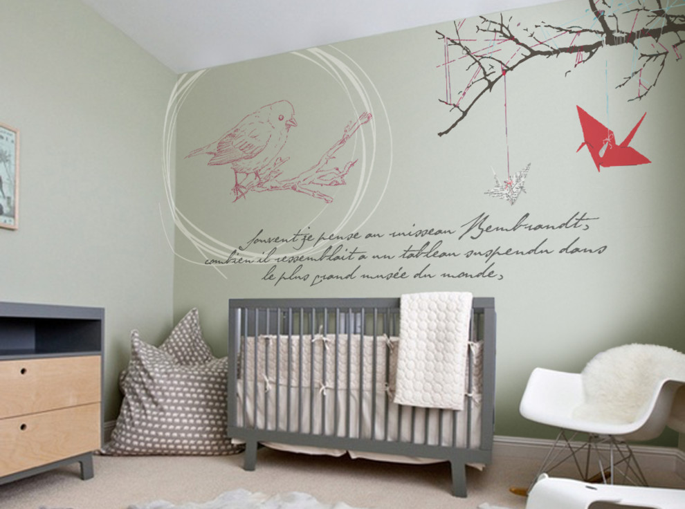 Réalisation d'une chambre de bébé neutre design de taille moyenne avec un mur vert.