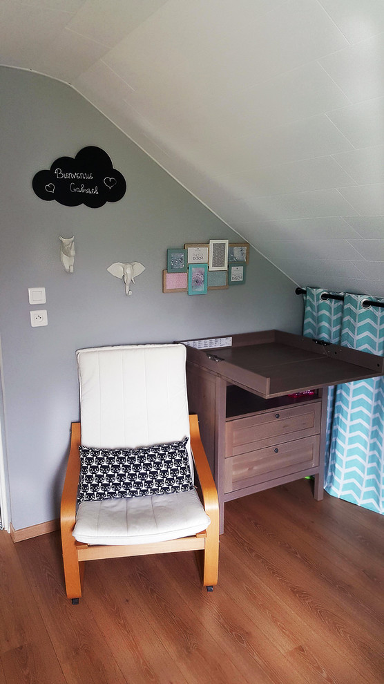 ボルドーにある低価格の小さな北欧スタイルのおしゃれな赤ちゃん部屋 (グレーの壁、無垢フローリング、男の子用) の写真