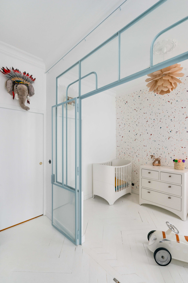 На фото: комната для малыша в скандинавском стиле с разноцветными стенами и белым полом для мальчика