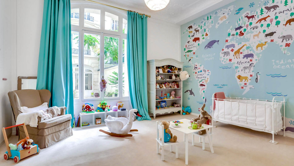 На фото: комната для малыша в стиле неоклассика (современная классика)