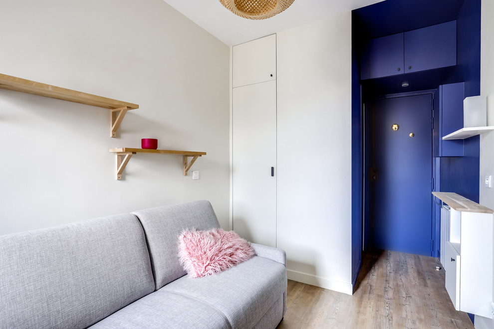 Идея дизайна: хозяйская спальня в современном стиле с синими стенами, светлым паркетным полом и коричневым полом без камина