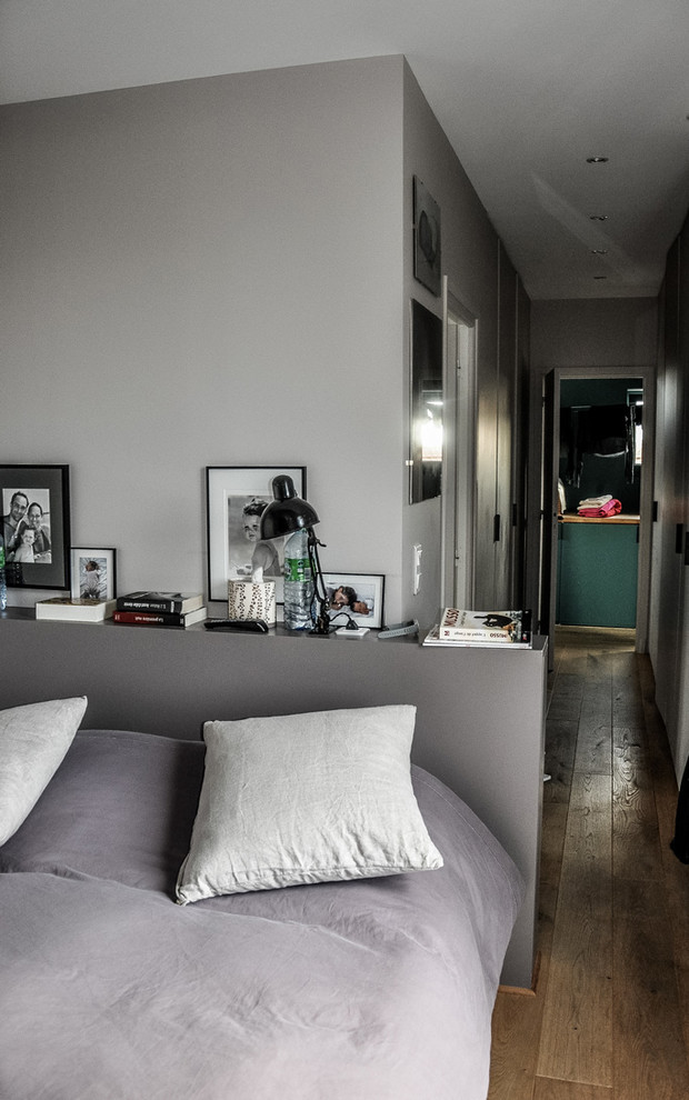 パリにある広いコンテンポラリースタイルのおしゃれな主寝室 (白い壁、濃色無垢フローリング、暖炉なし、茶色い床) のレイアウト