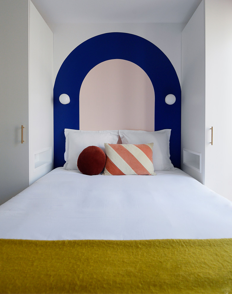 Modelo de dormitorio principal minimalista pequeño con paredes azules, suelo vinílico y suelo beige