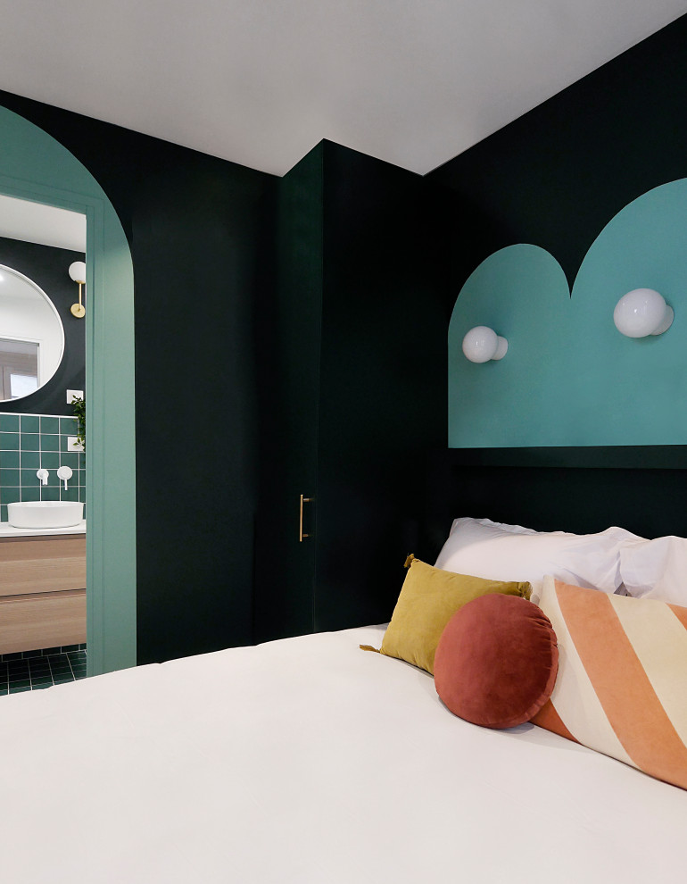 Пример оригинального дизайна: маленькая хозяйская спальня в стиле модернизм с зелеными стенами, полом из винила и бежевым полом для на участке и в саду