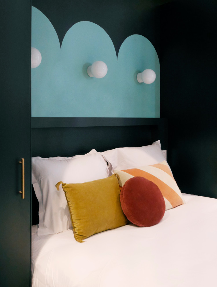 Imagen de dormitorio principal moderno pequeño con paredes verdes, suelo vinílico y suelo beige