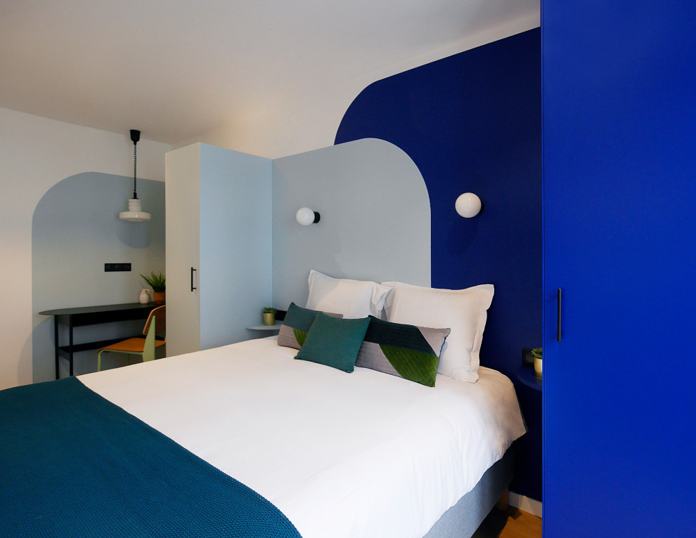 Источник вдохновения для домашнего уюта: хозяйская спальня среднего размера в стиле модернизм с синими стенами, полом из винила и бежевым полом