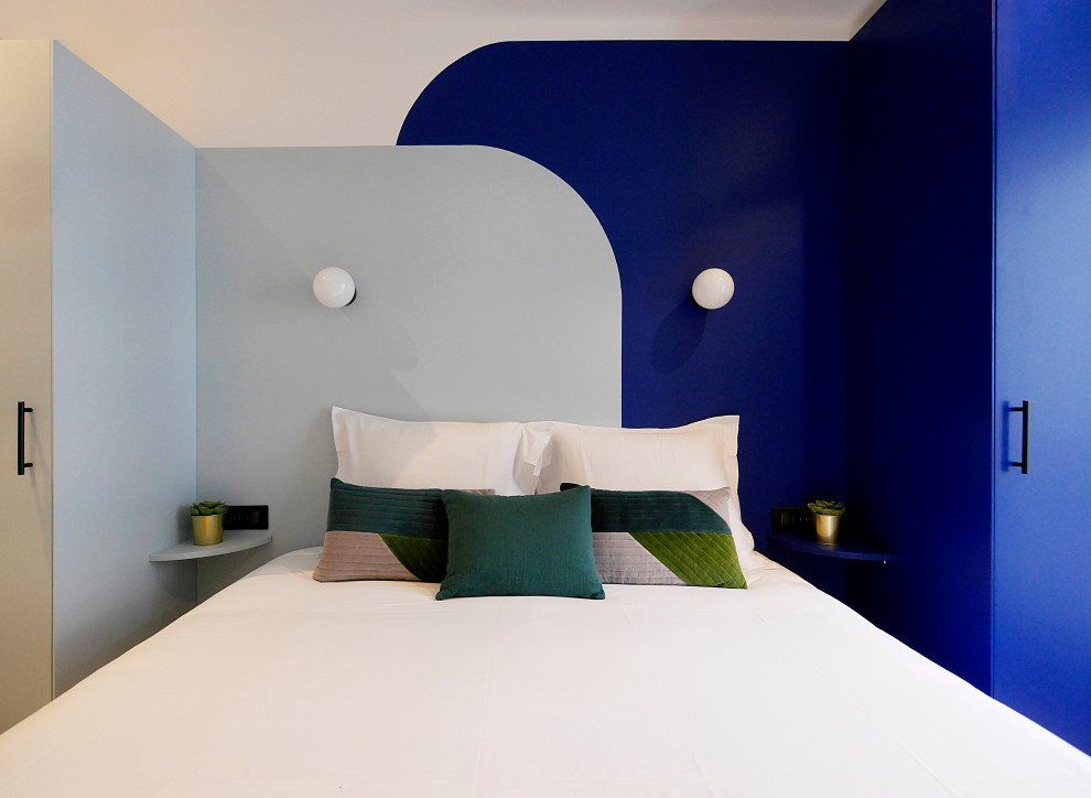パリにある中くらいなモダンスタイルのおしゃれな主寝室 (青い壁、クッションフロア、ベージュの床)