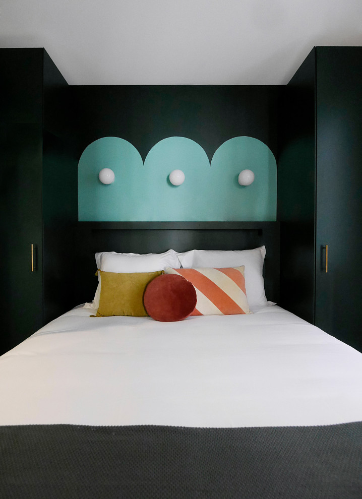 Стильный дизайн: маленькая хозяйская спальня в стиле модернизм с зелеными стенами, полом из винила и бежевым полом для на участке и в саду - последний тренд
