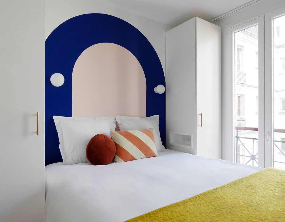Источник вдохновения для домашнего уюта: маленькая хозяйская спальня в стиле модернизм с синими стенами, полом из винила и бежевым полом для на участке и в саду