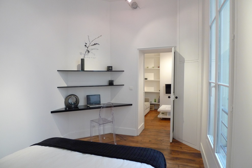 Esempio di una piccola camera matrimoniale minimalista con pareti blu, parquet chiaro e pavimento beige