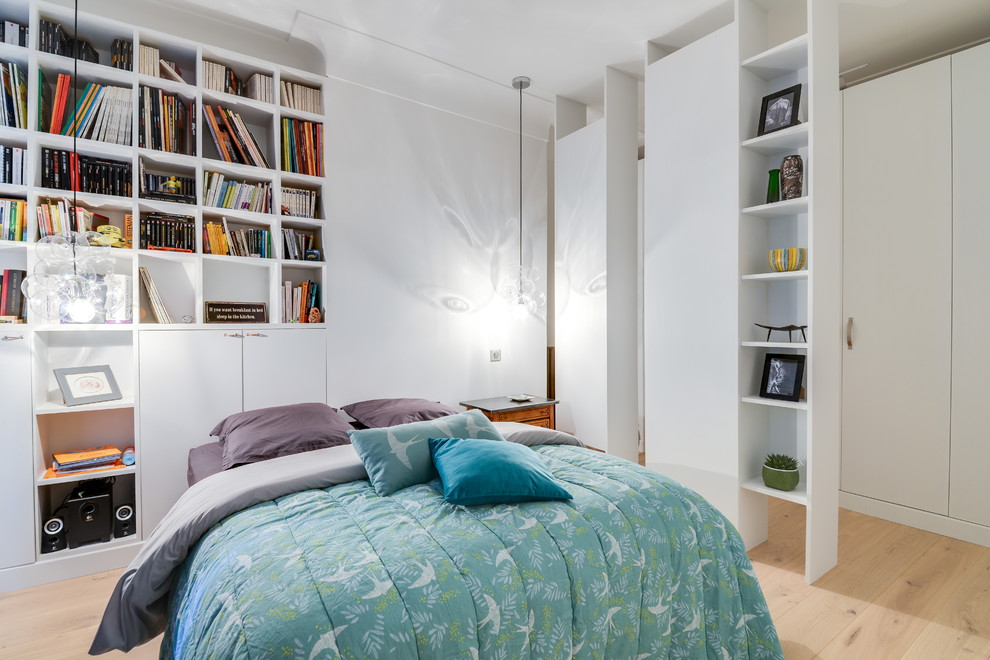 Idées déco pour une chambre contemporaine avec un mur blanc, parquet clair et un sol beige.