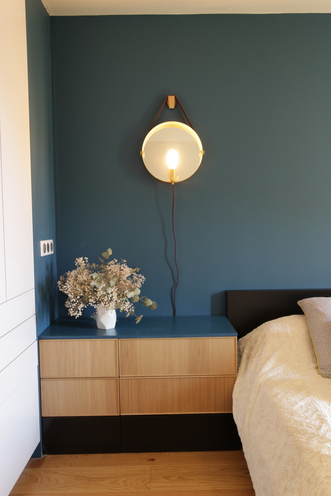 Свежая идея для дизайна: маленькая хозяйская спальня в современном стиле с синими стенами, светлым паркетным полом и коричневым полом без камина для на участке и в саду - отличное фото интерьера