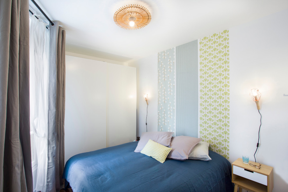 Идея дизайна: маленькая хозяйская спальня в современном стиле с белыми стенами без камина для на участке и в саду