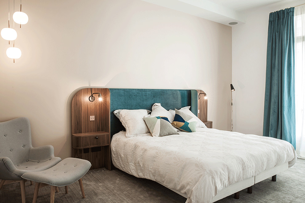 パリにある広いコンテンポラリースタイルのおしゃれな主寝室 (マルチカラーの壁、カーペット敷き、ベージュの床)