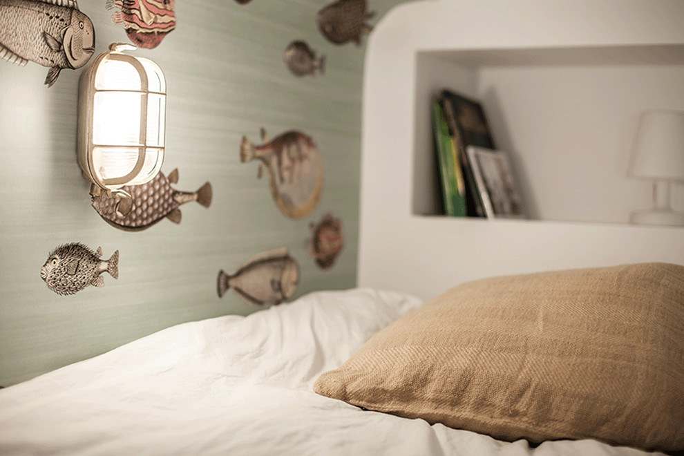 Idee per una grande camera da letto stile loft minimal con pareti multicolore, parquet chiaro e pavimento beige