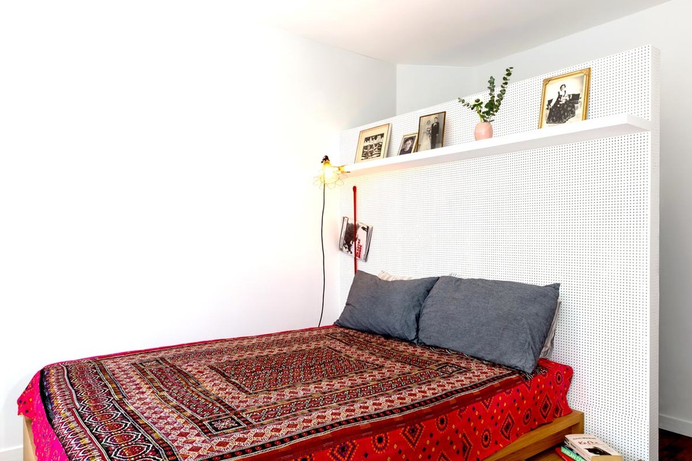 Imagen de dormitorio principal actual pequeño sin chimenea con paredes blancas