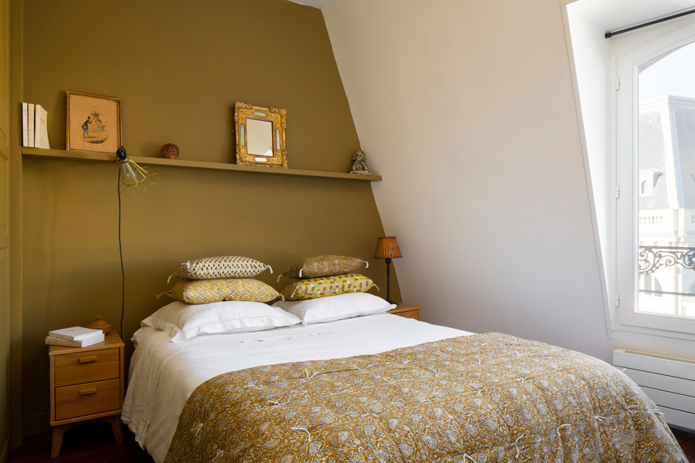 他の地域にある中くらいなコンテンポラリースタイルのおしゃれな主寝室 (黄色い壁、濃色無垢フローリング、茶色い床) のインテリア