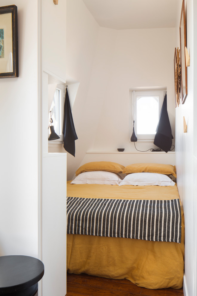 Ejemplo de dormitorio tipo loft contemporáneo de tamaño medio con paredes blancas, suelo de madera oscura y suelo marrón