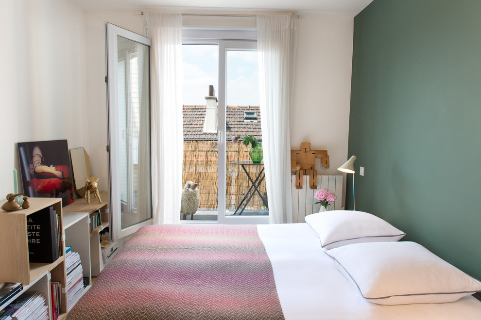 パリにあるコンテンポラリースタイルのおしゃれな寝室 (緑の壁) のレイアウト