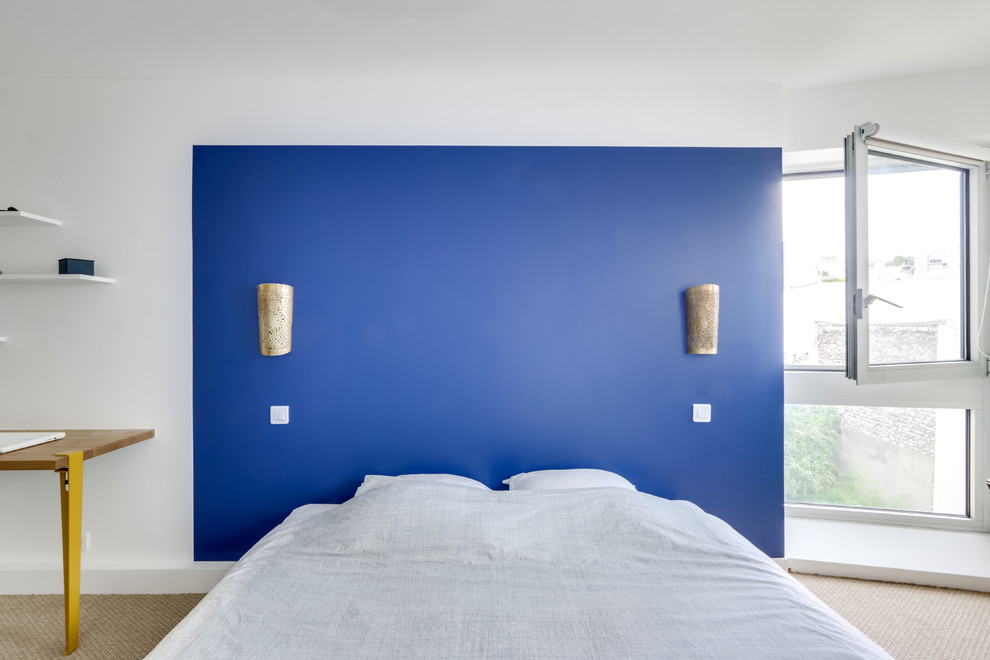 Idéer för ett mellanstort huvudsovrum, med blå väggar, heltäckningsmatta och beiget golv