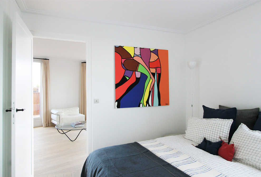 Modernes Schlafzimmer mit weißer Wandfarbe in Paris