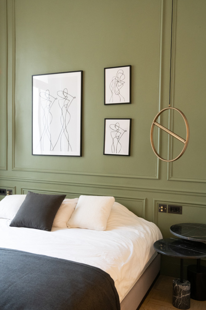 ロンドンにある広いコンテンポラリースタイルのおしゃれな主寝室 (緑の壁、淡色無垢フローリング、暖炉なし、ベージュの床)