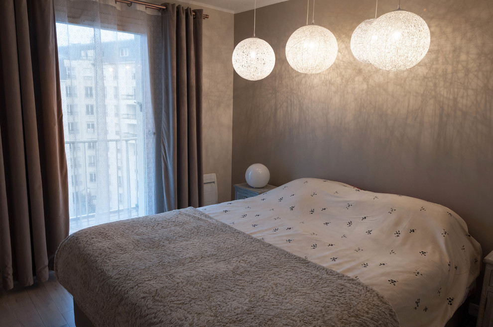 Idee per una camera matrimoniale minimalista di medie dimensioni con pareti grigie, pavimento in legno massello medio e pavimento beige