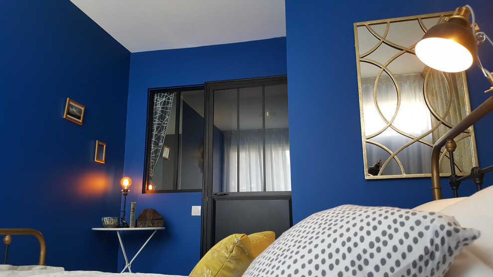 Esempio di una camera matrimoniale minimal di medie dimensioni con pareti blu, moquette e pavimento beige
