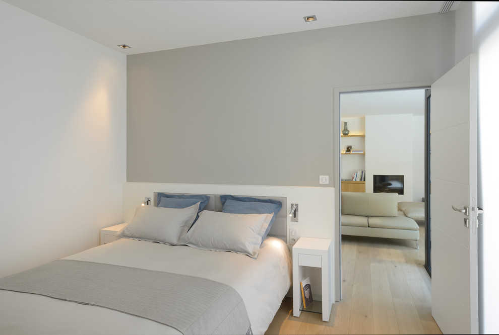 Contemporary bedroom in Angers.