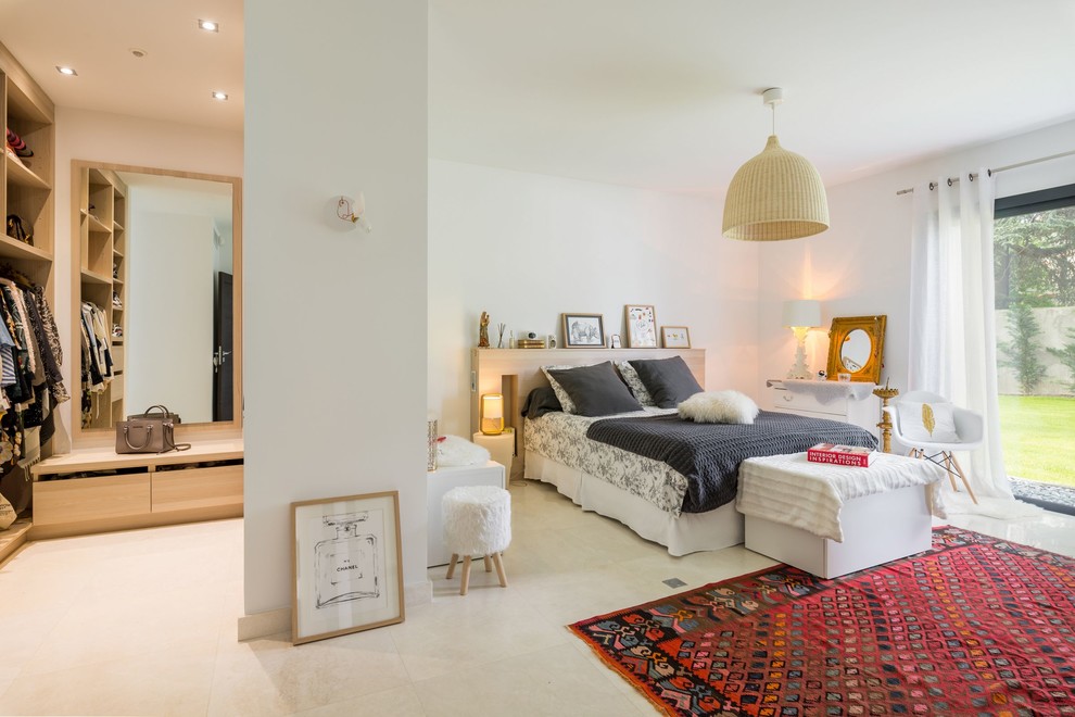 Mittelgroßes Modernes Hauptschlafzimmer ohne Kamin mit weißer Wandfarbe und Keramikboden in Saint-Etienne
