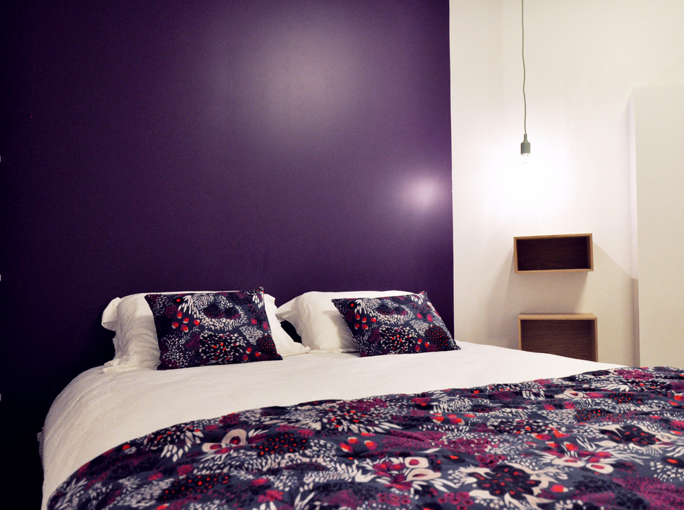 На фото: маленькая спальня в современном стиле с фиолетовыми стенами и полом из винила для на участке и в саду