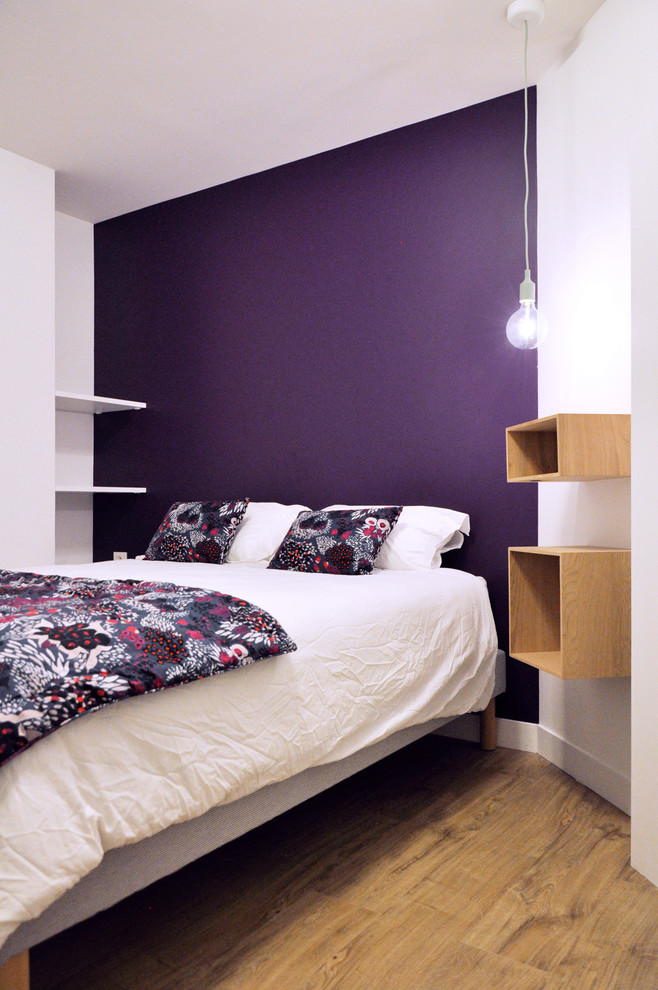 Inspiration för små moderna sovrum, med lila väggar och vinylgolv