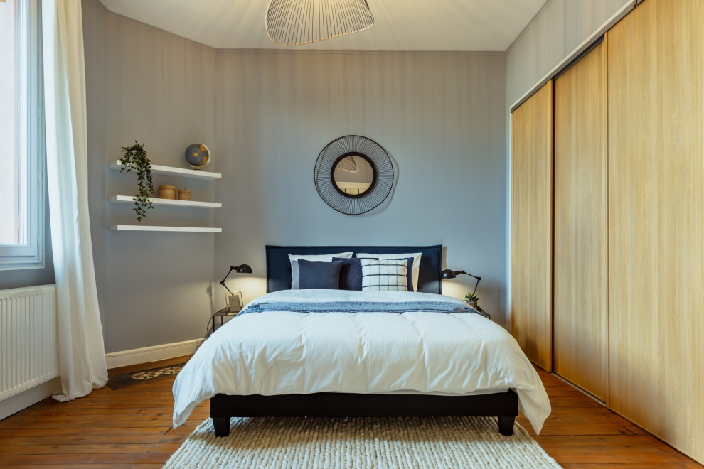 Foto på ett mellanstort medelhavsstil gästrum, med blå väggar, ljust trägolv och brunt golv