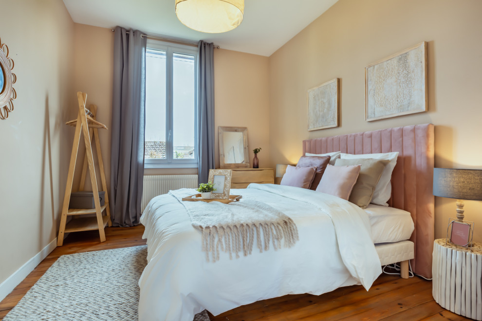 Imagen de dormitorio principal mediterráneo de tamaño medio sin chimenea con paredes amarillas, suelo de madera clara y suelo marrón
