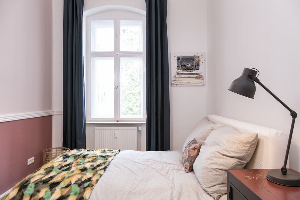 Kleines Modernes Hauptschlafzimmer ohne Kamin mit weißer Wandfarbe in Berlin