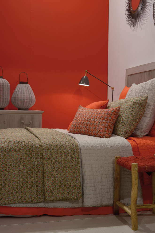 Immagine di una camera da letto chic con pareti rosse