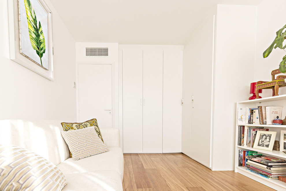 他の地域にあるトロピカルスタイルのおしゃれな寝室 (白い壁) のレイアウト