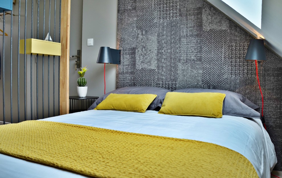 Пример оригинального дизайна: маленькая хозяйская спальня в современном стиле с серыми стенами и полом из фанеры без камина для на участке и в саду