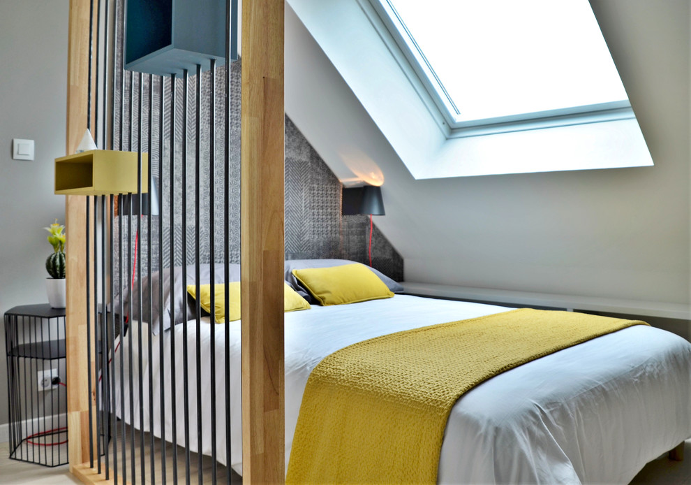 Kleines Modernes Hauptschlafzimmer ohne Kamin mit grauer Wandfarbe und Sperrholzboden in Rennes