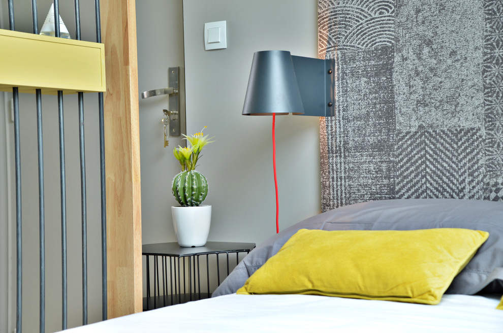 Стильный дизайн: маленькая хозяйская спальня в современном стиле с серыми стенами и полом из фанеры без камина для на участке и в саду - последний тренд