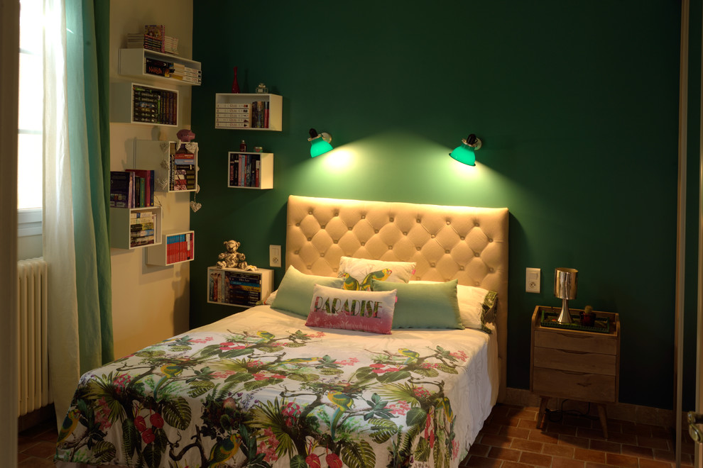 Diseño de dormitorio principal retro de tamaño medio con paredes verdes y suelo de baldosas de terracota