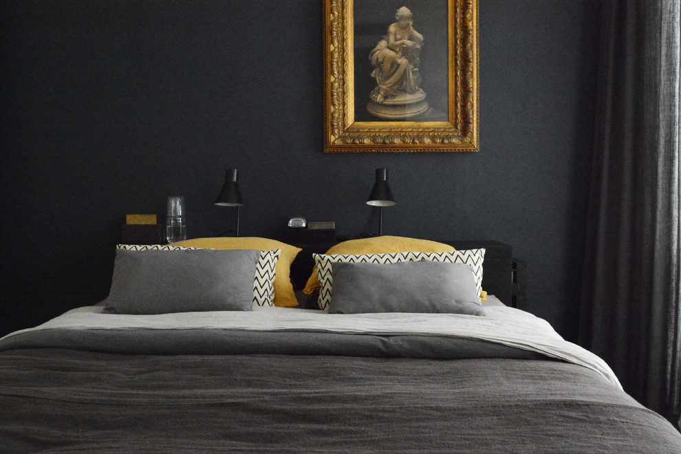 На фото: хозяйская спальня среднего размера в стиле неоклассика (современная классика) с черными стенами с